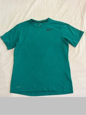 Men's Nike Dri-Fit shirt size M
Turquoise/Teal  N14